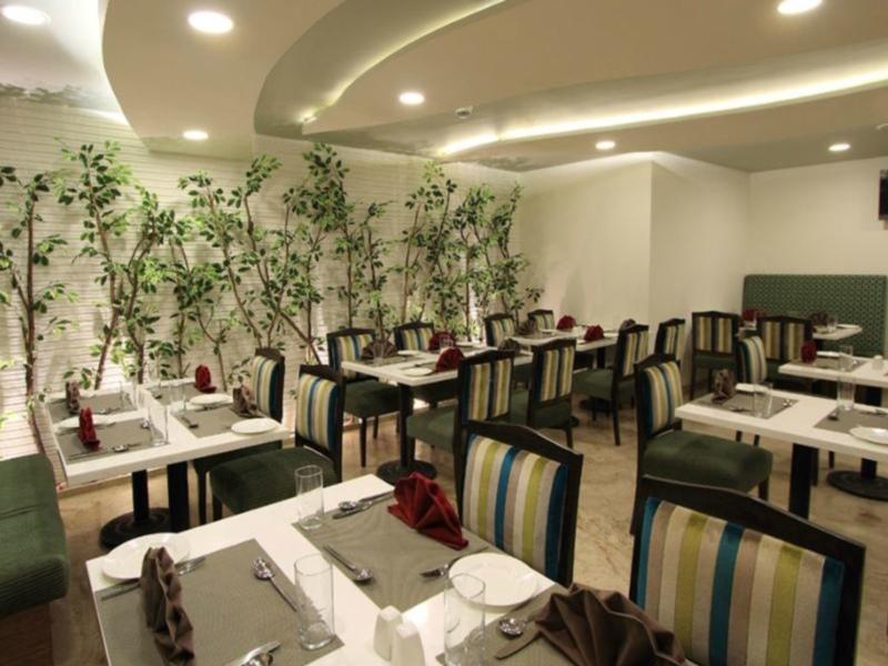 La Woods Hotel Ченай Екстериор снимка